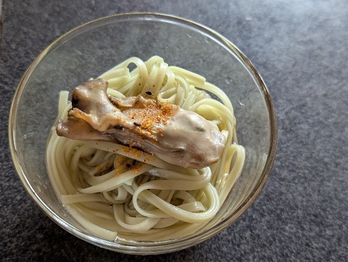 のど越しがよい！中島菜うどんの牡蠣添え