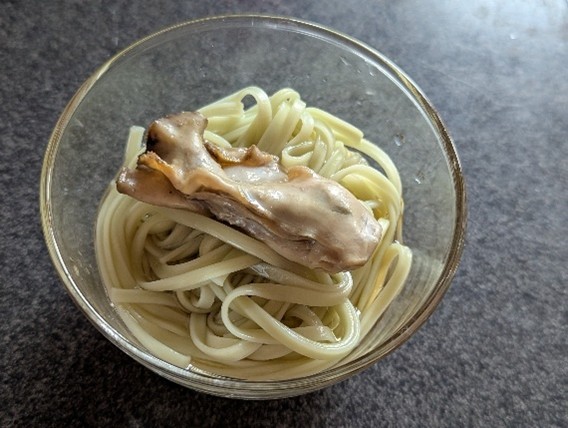 のど越しがよい！中島菜うどんの牡蠣添え
