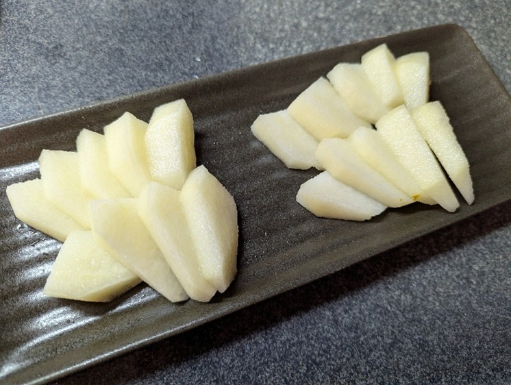梨の塩レモンハチミツソース掛け