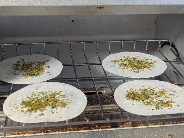 餃子の皮でパリパリスナックa