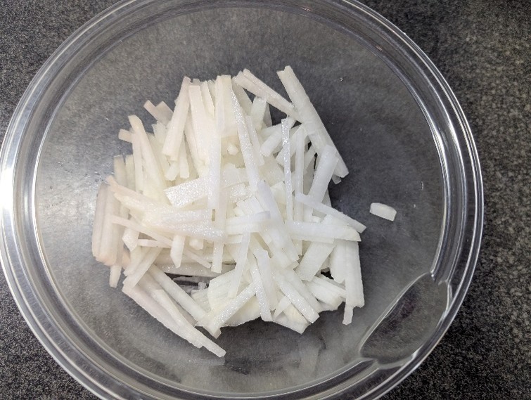 「ほたるいか粋づくり」の大根サラダ