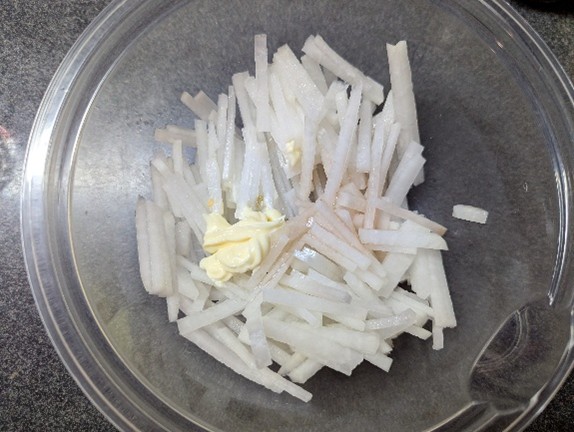 「ほたるいか粋づくり」の大根サラダ