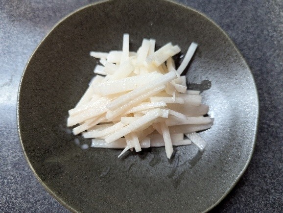 「ほたるいか粋づくり」の大根サラダ