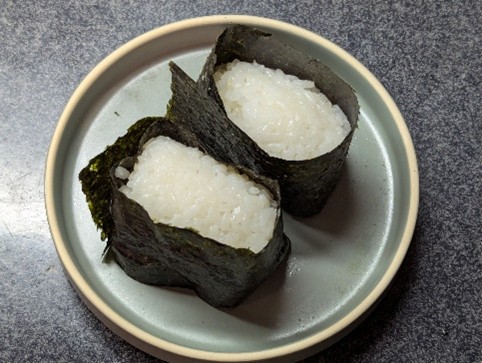 ご飯に海苔を巻いていきます