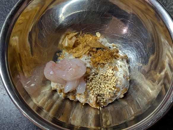 納豆に具材を混ぜ合わせます