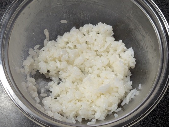 白ご飯と甘酢を混ぜ合わせます