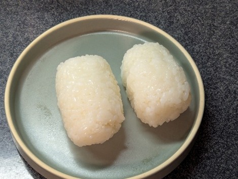 俵型に握ります