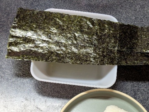 焼海苔を縦半分に切ります