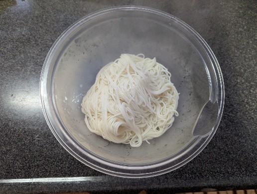 素麺をボウルに入れる