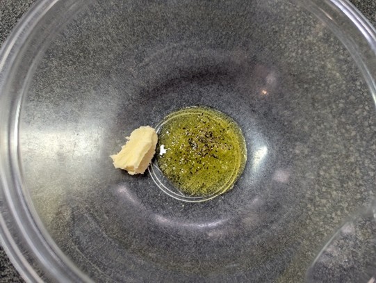 オリーブオイル・バター・胡椒を入れる