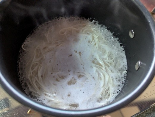 素麺を茹でる