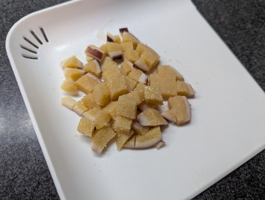 山芋をすりおろす