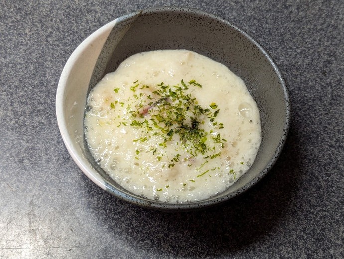 盛り付けて青のりをかける