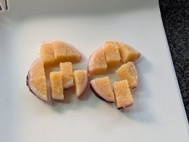 子持ちいかを食べやすい大きさに切る