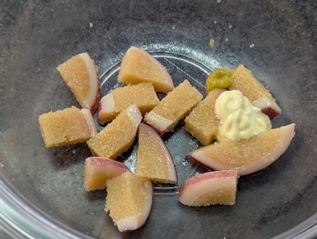 子持ちいかと調味料を混ぜ合わせる