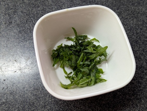 梅干しを叩き、大葉を刻む