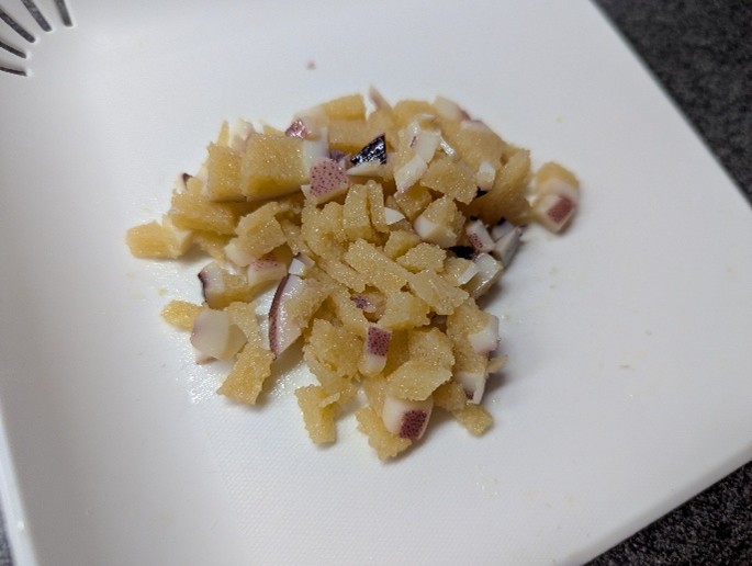 子持ちいかを細かく切る