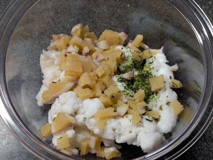 はんぺんをつぶして材料を混ぜ合わせる