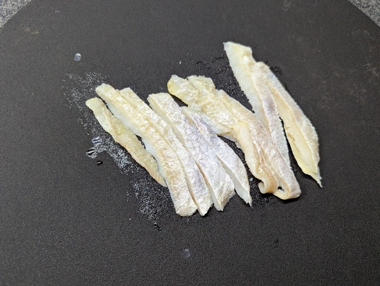 小鯛の笹漬を縦に切る