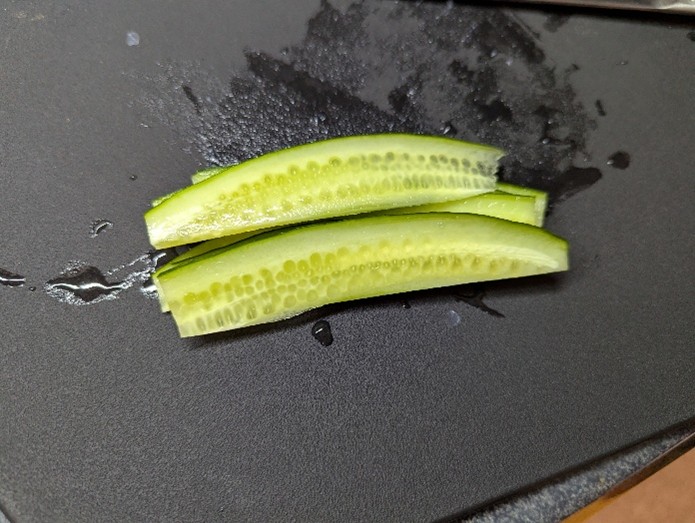 きゅうりを薄切りにする