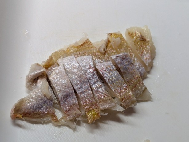 小鯛の笹漬を細かく切る