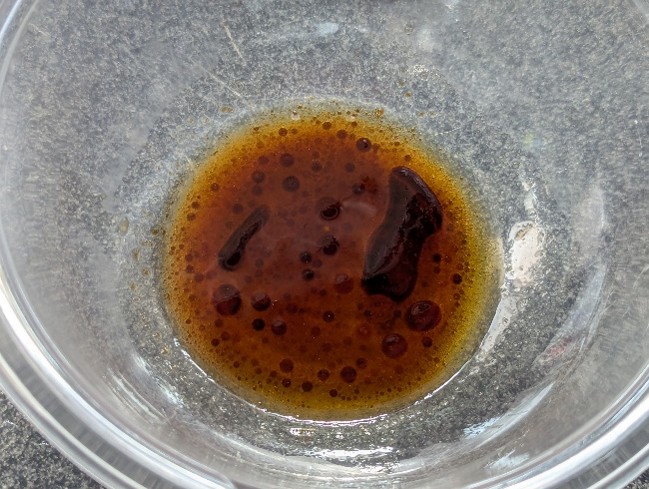 調味料を混ぜ合わせる