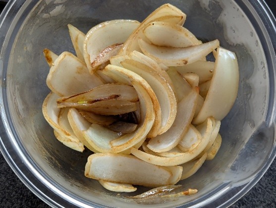 焼いた新玉ねぎをボウルに入れて混ぜる