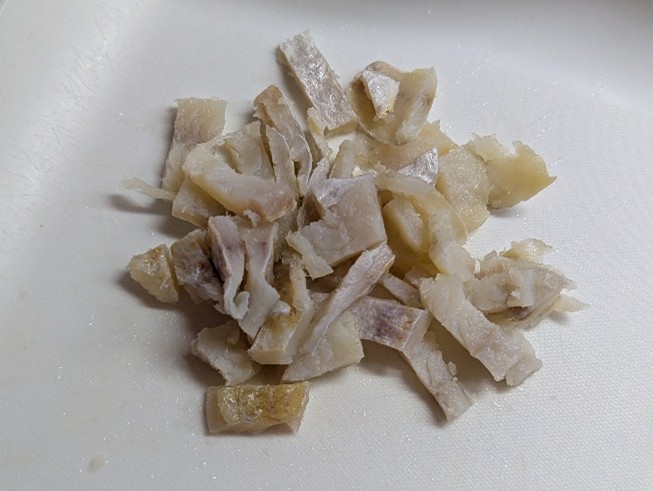 小鯛の笹漬を細かく切る