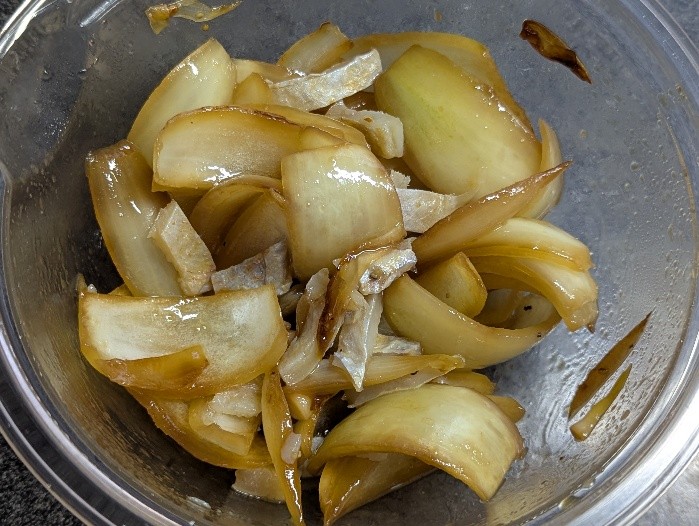 ボウルに小鯛を加えて混ぜ合わせる