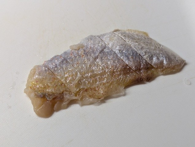 小鯛の笹漬を切る