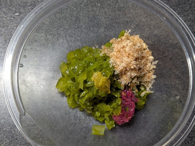 めかぶに梅干しや調味料を加えて混ぜ合わせる