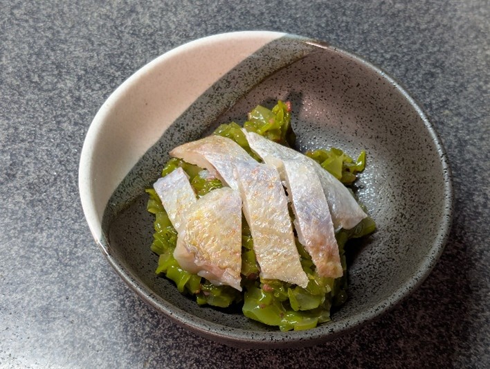 小鯛の笹漬をのせて完成