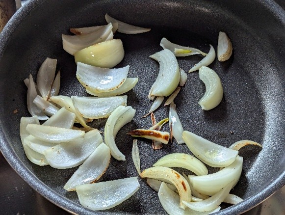 新玉ねぎを炒めて塩コショウする