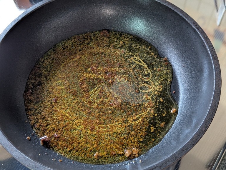 オリーブオイルとふぐの子を加熱する