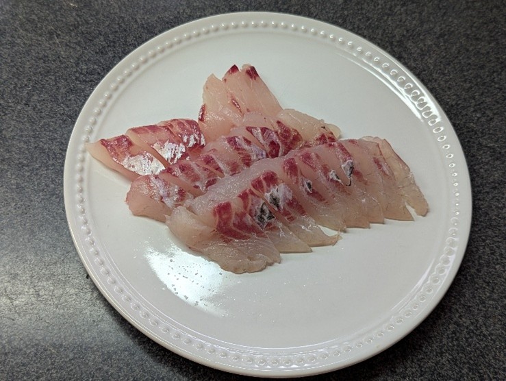 刺身を盛り付ける