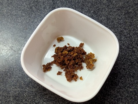 材料をボウルで混ぜ合わせる