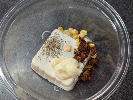 材料をボウルで混ぜ合わせる