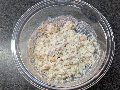 材料をボウルで混ぜ合わせる