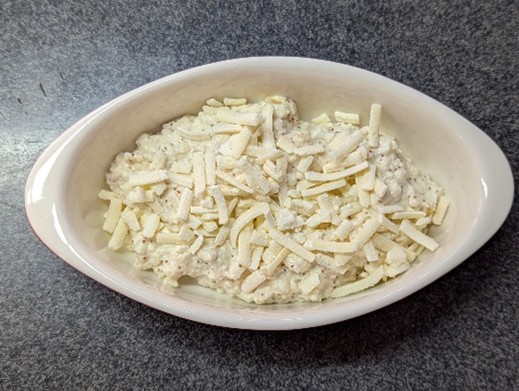 材料をボウルで混ぜ合わせる