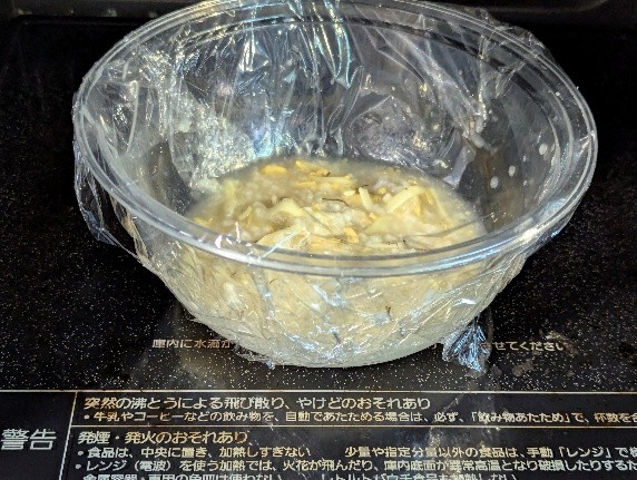 ラップをして電子レンジで加熱する