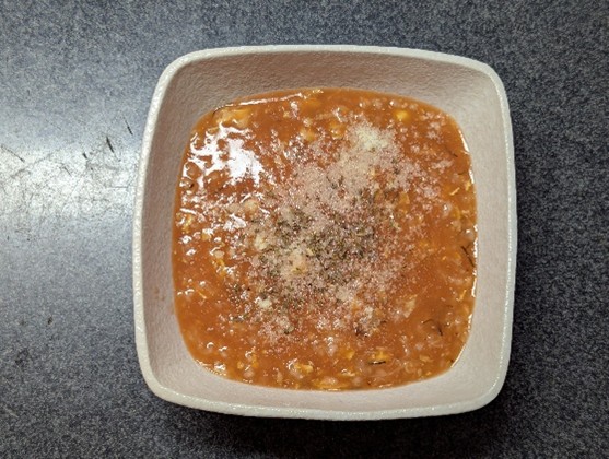 粉チーズと乾燥バジルをのせて完成