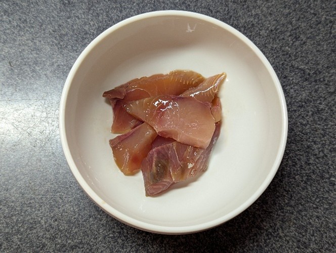 刺身を漬けダレに漬ける
