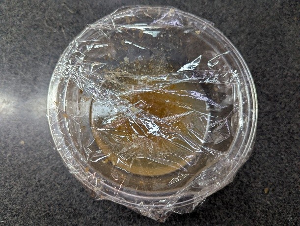 鰹節と水と醤油を入れて電子レンジで加熱する