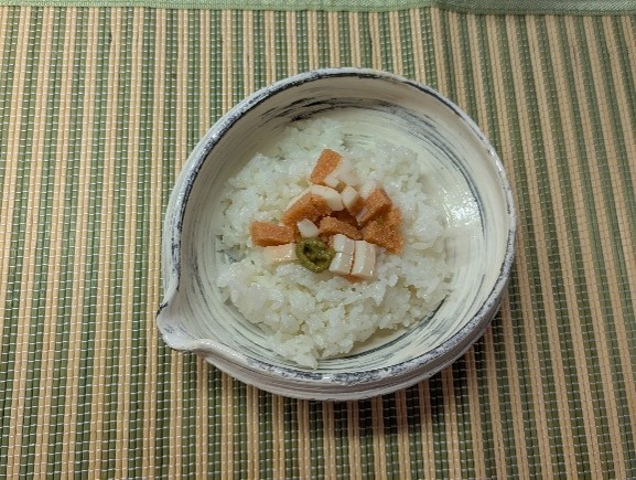 ごはんに明太入子持ちいかと出汁をかける