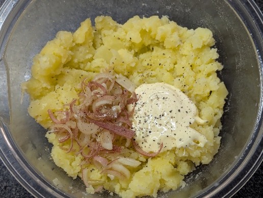 じゃがいもを潰して調味料を混ぜる
