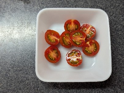 プチトマトを切る
