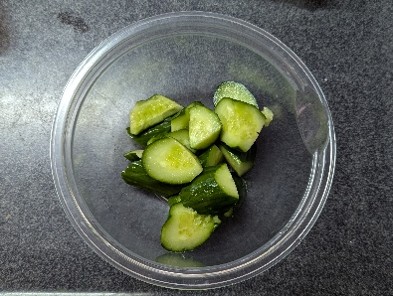 きゅうりを切って軽くつぶす