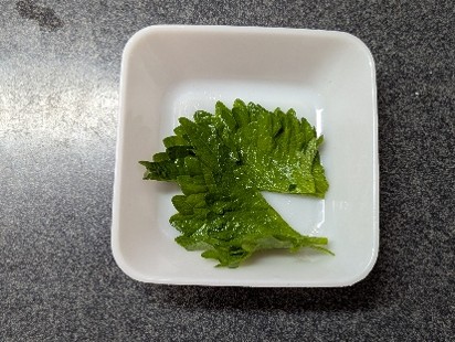 大葉を縦半分に切る