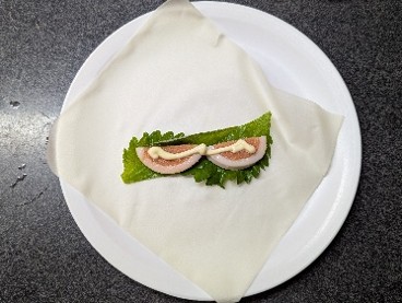 春巻きの皮に具材をのせる
