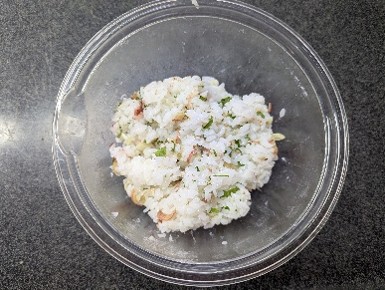 すし飯に具材を加えて混ぜ合わせる